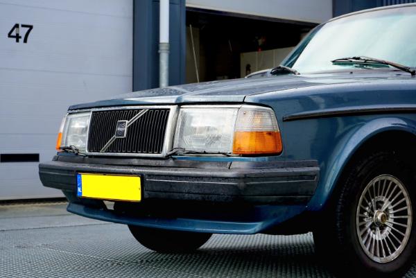 Volvo 244 schade gerepareerd door Rollin Heritage na ongeval (24)